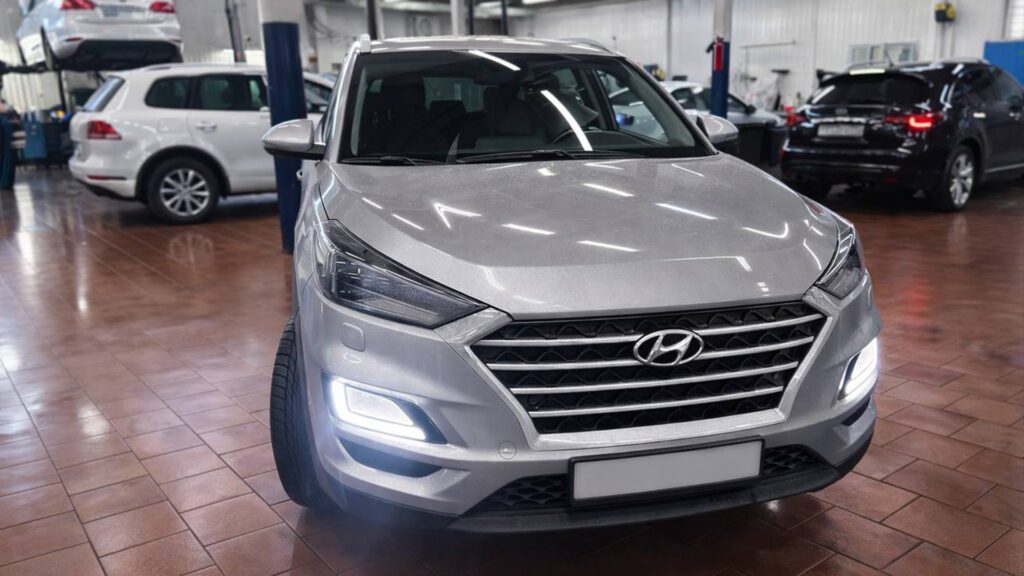 Hyundai Tucson NX4 в техцентре перед заменой сайлентблоков передних рычагов, подготовка к ремонту подвески