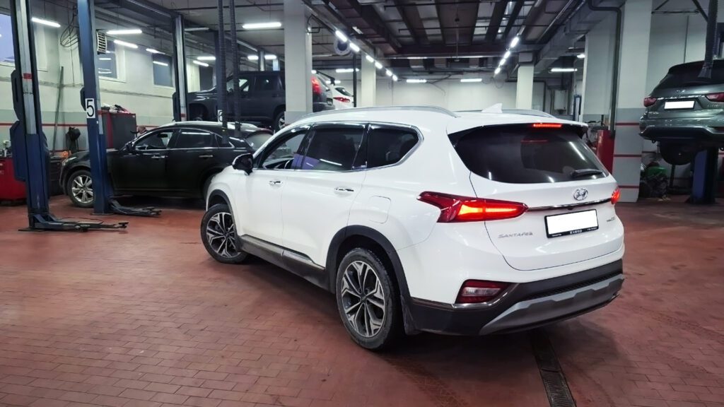Hyundai Santa Fe ТМ 2019 г.в. в техцентре для обслуживания муфты полного привода