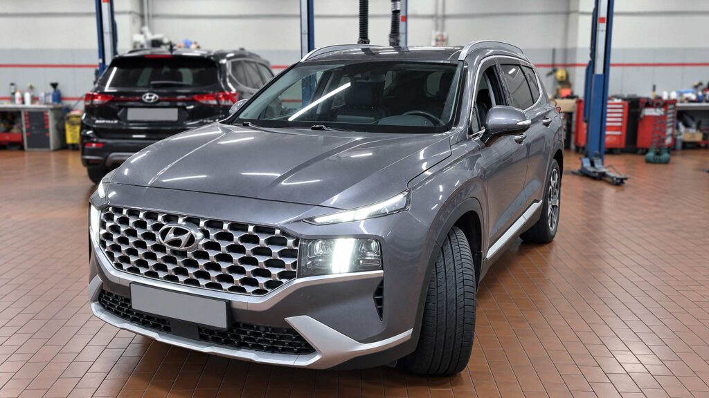 Автомобиль Hyundai Santa Fe TM в техцентре на малом ТО