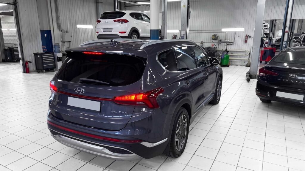 Автомобиль Hyundai Santa Fe TM на замене тормозных колодок и дисков в техцентре