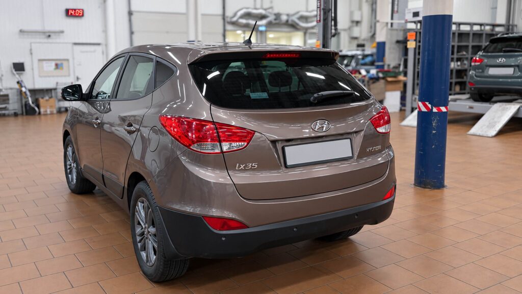 Автомобиль Hyundai ix35 на подъемнике для замены пыльника ШРУСа в техцентре