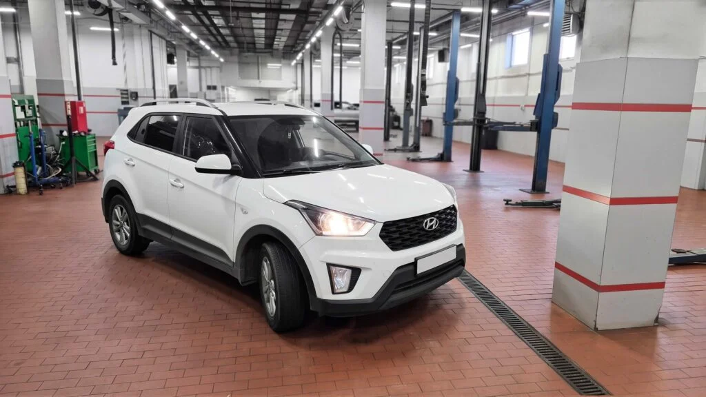 Автомобиль Hyundai Creta SU2 в техцентре на малом ТО и диагностике ходовой