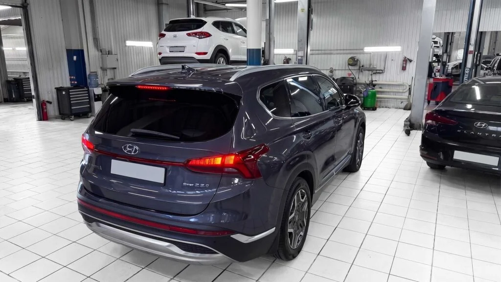 Автомобиль Hyundai Santa Fe TM на замене тормозных колодок и дисков в техцентре