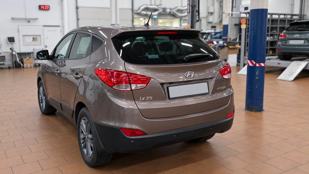 Автомобиль Hyundai ix35 на подъемнике для замены пыльника ШРУСа в техцентре